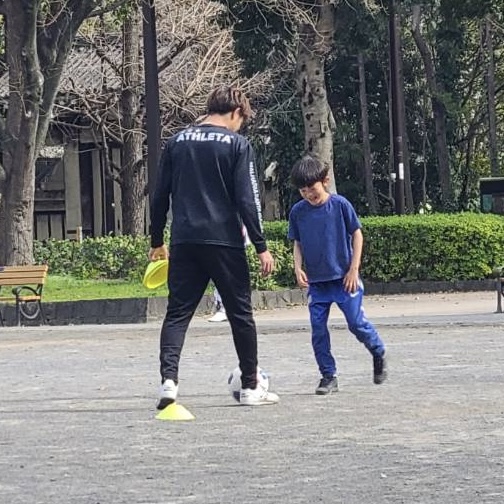ドリブル練習中の子ども